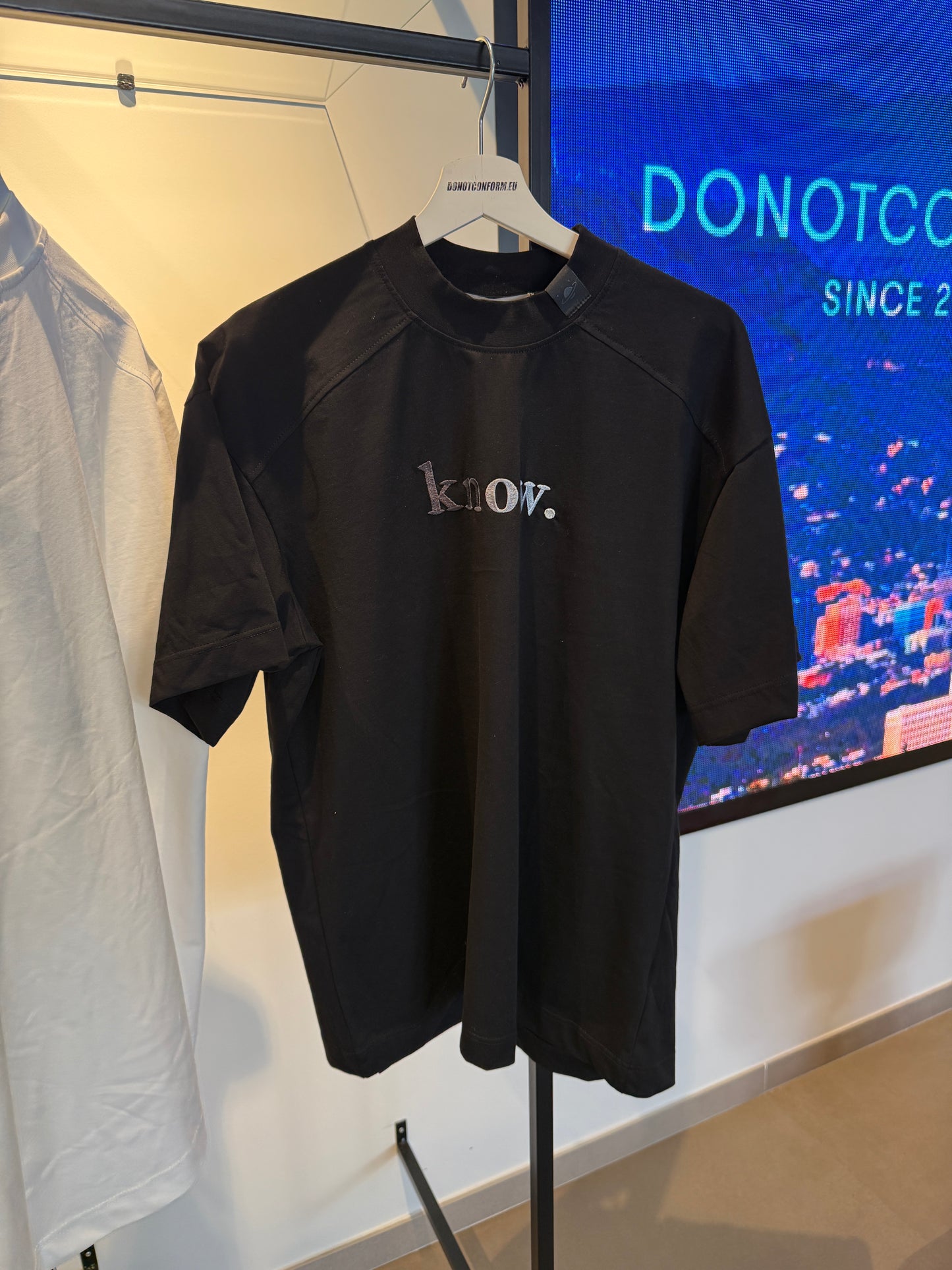 Tee Black Ricamo “Know”