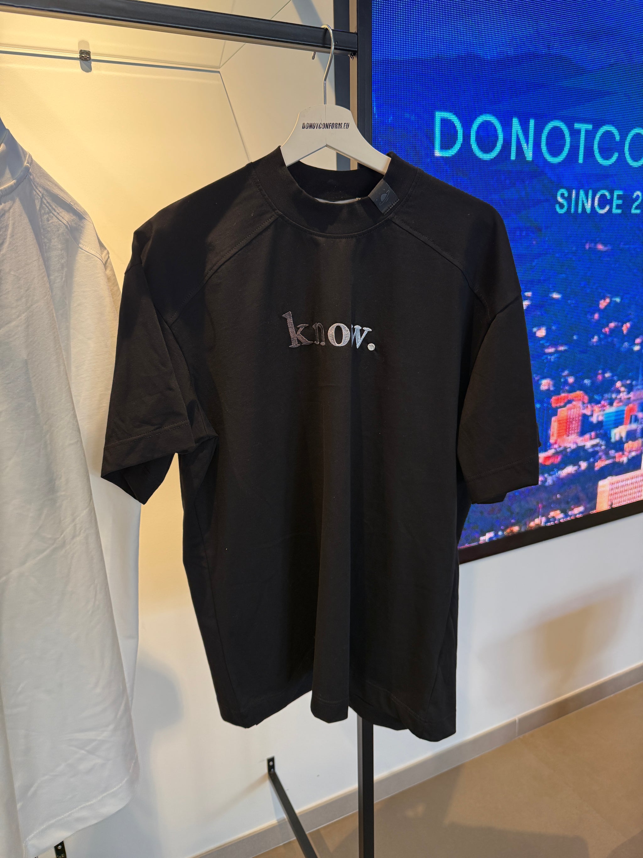 Tee Black Ricamo “Know”