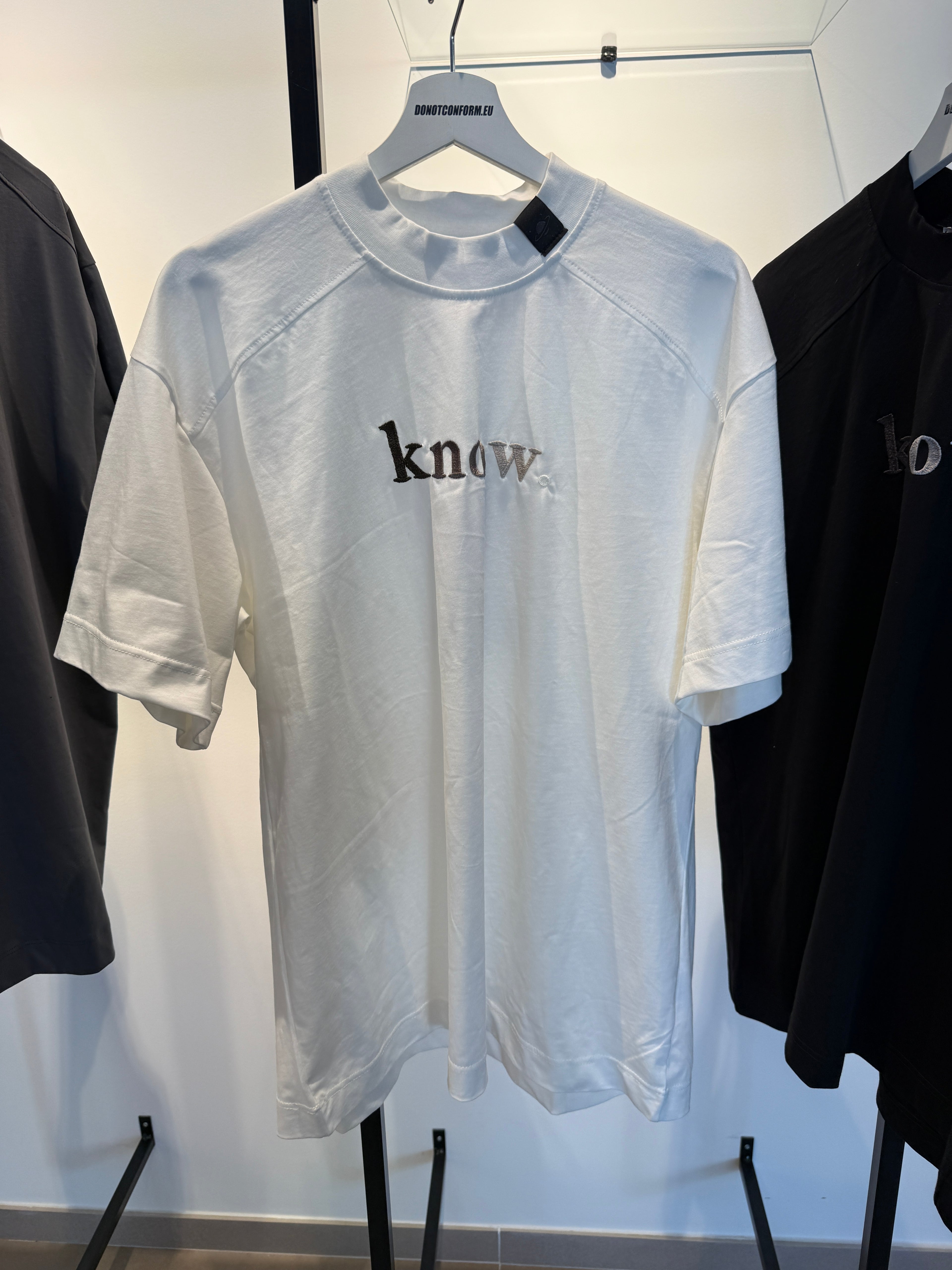 Tee White Ricamo “Know”
